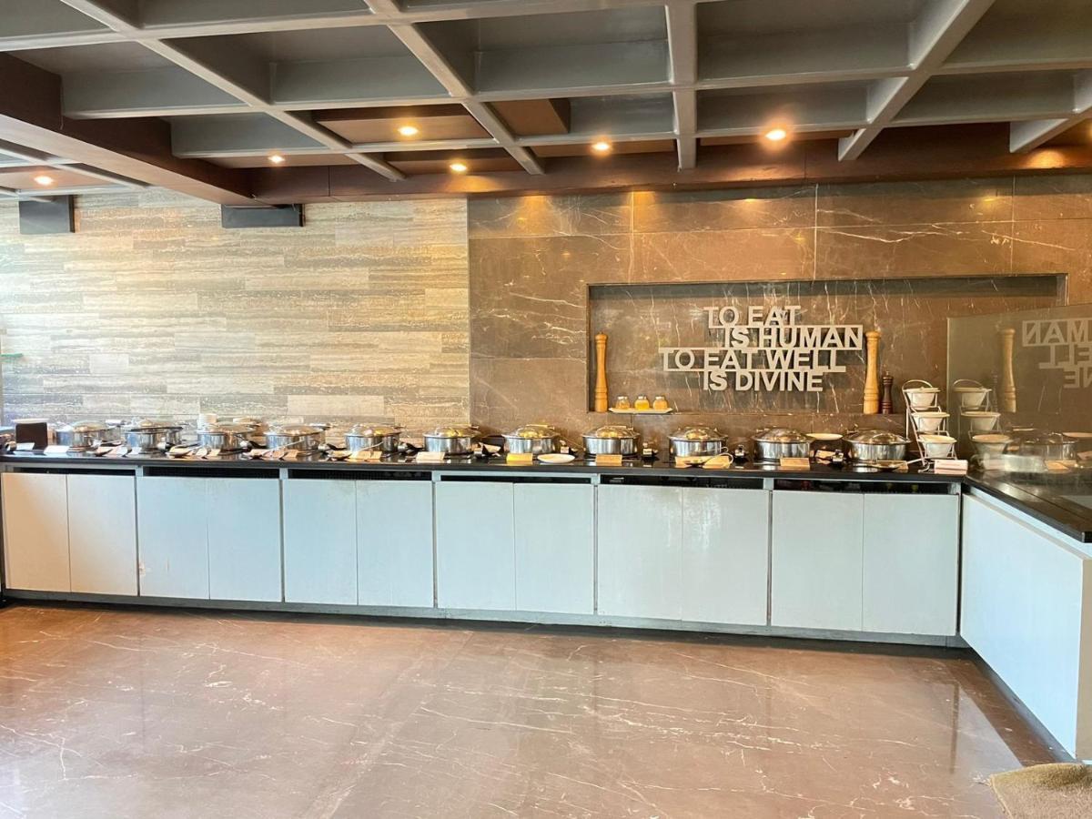 Paradigm Sarovar Portico Kākināda Exterior foto