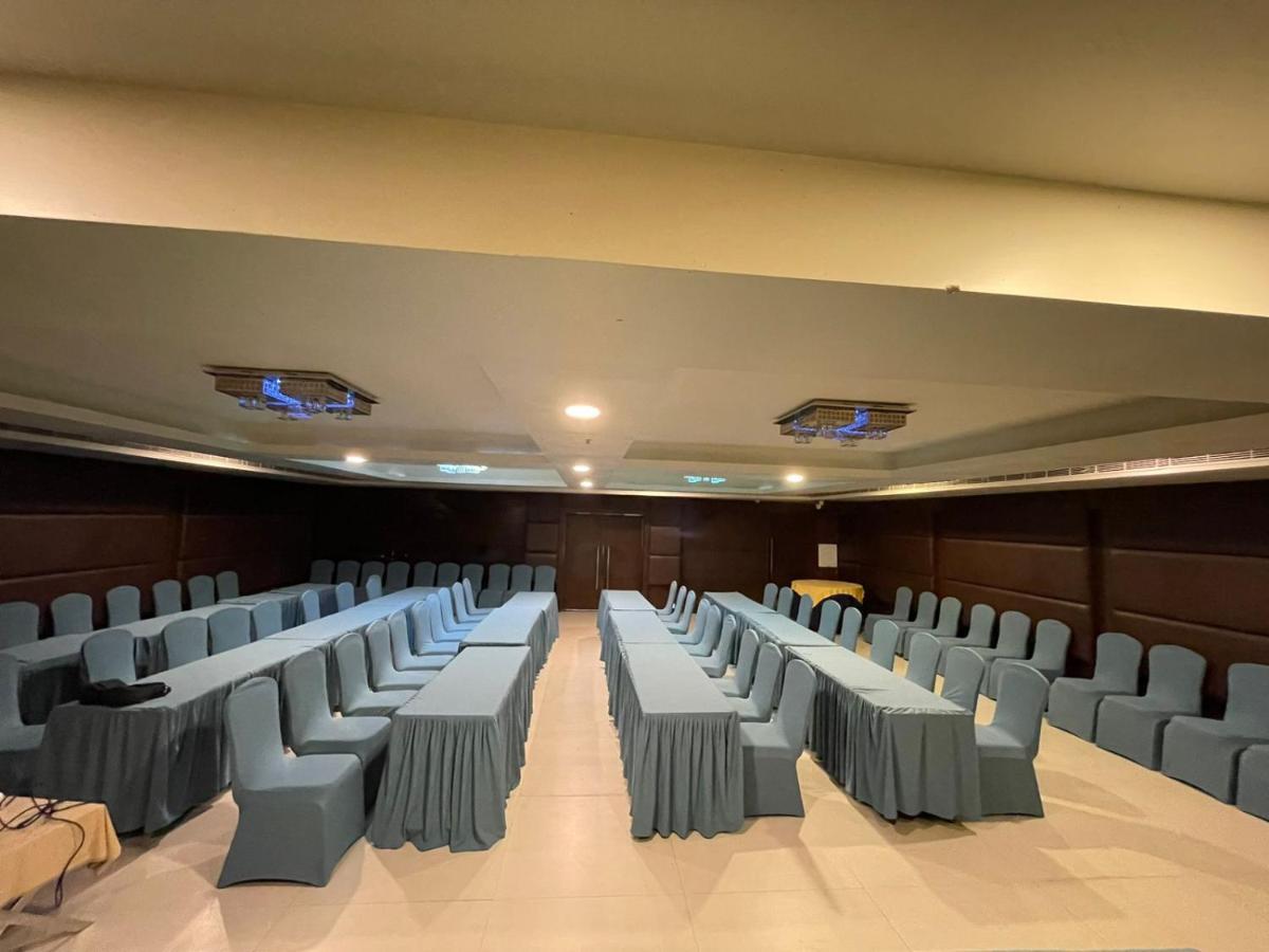 Paradigm Sarovar Portico Kākināda Exterior foto